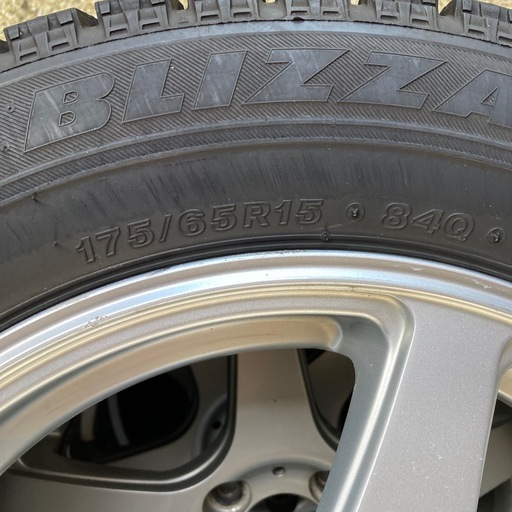 ブリヂストンのスタッドレスタイヤ 175/65R15