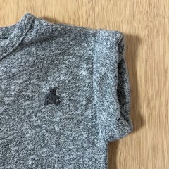 BabyGAP グレー ボタン付きロンパース　ベビー服の画像