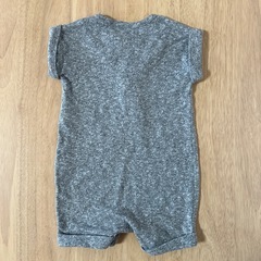 BabyGAP グレー ボタン付きロンパース　ベビー服の画像