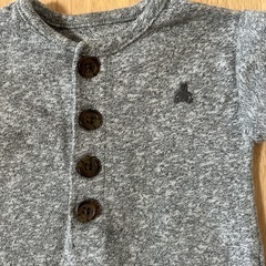 BabyGAP グレー ボタン付きロンパース　ベビー服の画像