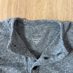 BabyGAP グレー ボタン付きロンパース　ベビー服の画像