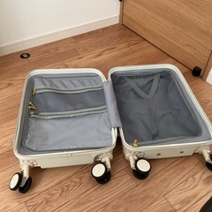 可愛いキャリーケースの画像