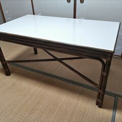 ダイニングテーブルセット（椅子等おそらく籐製）の画像