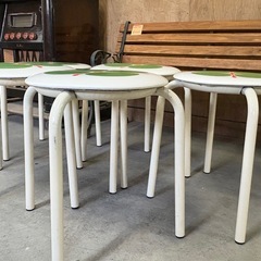 1脚2200円♪ 　丸椅子　椅子　チェア　レトロ　ポップ　かわいい　中古品　ジャンク　直径約36cm 高さ約42cmの画像