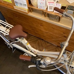 【訳あり！前後タイヤ・チューブ新品！】 LEDオートライト　6段変速　26インチ自転車　オフホワイトの画像