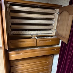 大型衣類収納家具の画像