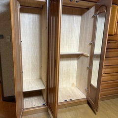 大型衣類収納家具の画像