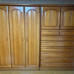 大型衣類収納家具の画像