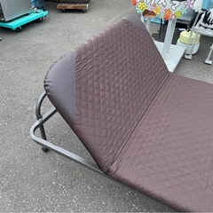 KOMERI　コメリ　折りたたみベッド　アテーナライフ　ブラウン　シングル　リクライニング　キャスター付き　コンパクト　中古　③の画像