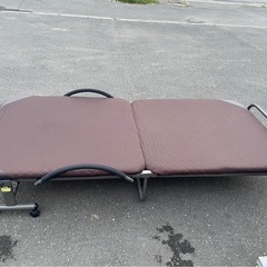 KOMERI　コメリ　折りたたみベッド　アテーナライフ　ブラウン　シングル　リクライニング　キャスター付き　コンパクト　中古　③の画像