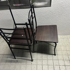 テーブルと椅子三個の画像