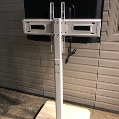 Qriom 32インチ 32V　ハイビジョン液晶テレビ　2023年製　リモコンなし　QRT-32W2K キャスター付き　モニタースタンドの画像