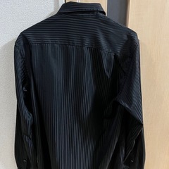 黒のワイシャツ ストライプ柄の画像