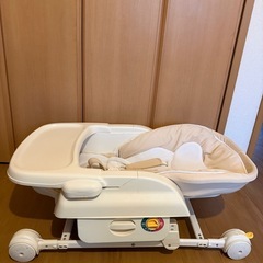 ベビーバウンサー クリーム色 取り外しテーブル付きの画像