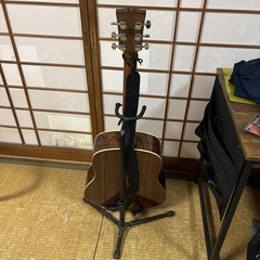 アコギギター・ギタースタンド・弦の予備の画像