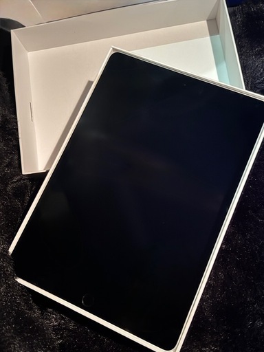 iPad 第9世代64GB  
充電器付き［初期化済み］