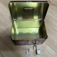 ワンピース　カギ付き　貯金箱の画像