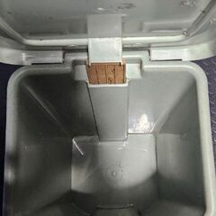 差し上げます💡　足でペダル踏んで蓋が開閉するごみ箱の画像