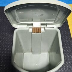 差し上げます💡　足でペダル踏んで蓋が開閉するごみ箱の画像
