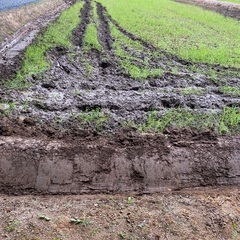 重機作業や駐車場の採石しきや排水、田んぼや畑荒地をなおします − 岩手県