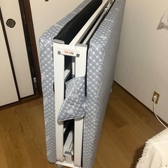 美品セミダブルベッドの画像