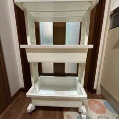 キャスター付きの小さなキッチンキャビネットの画像