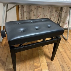 ピアノの椅子の画像