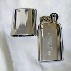 メタル製のシルバーライター、PHILIP MORRIS SUPER LIGHTS。  - ブランド: PHILIP MORRIS - モデル: SUPER LIGHTS - タイプ: ライター - 素材: メタル - 色: シルバー　超スリムオイルライターの画像