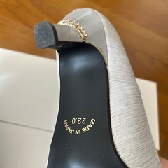 Metal Rouge シルバー とゴールドポインテッドトゥ ハイヒールの画像