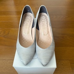 Metal Rouge シルバー とゴールドポインテッドトゥ ハイヒールの画像