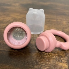 スリーコインズ シリコンフィーダー🍓離乳食や果物にぴったり／未使用の画像
