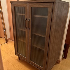 波ガラス付きアンティーク風キャビネットの画像