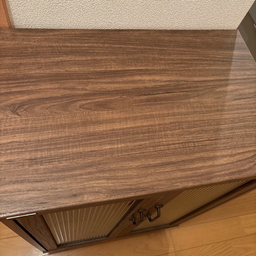 波ガラス付きアンティーク風キャビネット