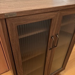 波ガラス付きアンティーク風キャビネットの画像
