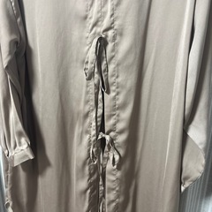 【M-Lサイズ】サテン　ロング　グレージュ　バックリボン
の画像