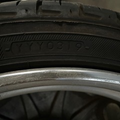 車のタイヤの画像