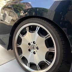 車のタイヤの画像