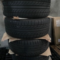 車のタイヤの画像
