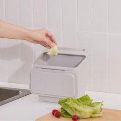 【IKEA SKOLÄST 蓋つきゴミ箱 】キッチン扉に！据え置きも便利ですの画像