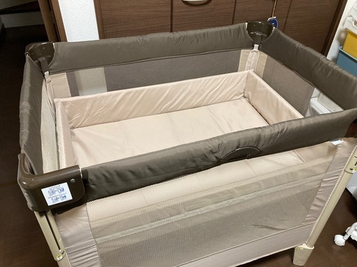 アップリカ　ココネルエアープラス　折りたたみ式ベビーベッド