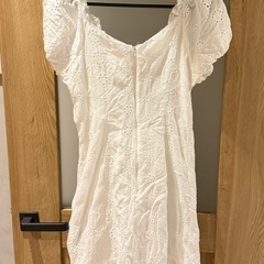 肩出しも可！白ワンピ Mサイズの画像