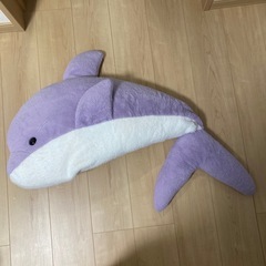 紫のイルカのぬいぐるみ