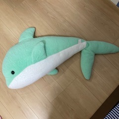 グリーンのイルカのぬいぐるみ