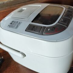 アイリスオーヤマ マイコンジャー炊飯器　ERC-MB30-W　4号炊きの画像