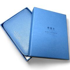 SMYTHSONのパナマレザー製によるコインケースになります。  コの字のジップ開閉式になっていて、内部はコインケースの左右にカードスロットが4個付属しています。  カーフレザーによるライニングがしてあり、ジップはライトゴールドのカラーになっています。  サイズ　縦：約8.5cm　横：約11cm　幅：約2㎝  ※注意点  ・ジップ部分の布素材に若干の使用感があり、少し色褪せしています。  ・コインケースの内側も奥の方に少し黒ずみがあります。  ・専用の箱が付属しています。  【中古品になります】  パッとの画像