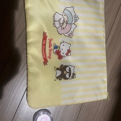 サンリオポーチとキティーちゃんコラボ化粧品の画像