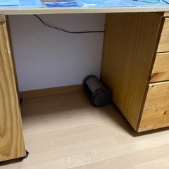 超格安　ロフトベット 定価11万円程　机ベット下イン可能キャスター付き　ハシゴ付き　すのこタイプで通気性抜群　机左サイド書籍棚着き　木製で便利　引っ越しの為バラして配送相談　の画像