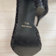 黒パンプスキラキラの画像