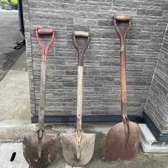 レトロなスコップ3本 の画像