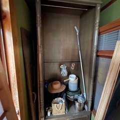 木製のガラス付き扉付き洋服ダンス　78cm×179cm×32mmの画像